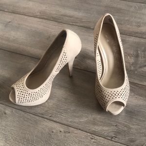 Nude peep toe pump